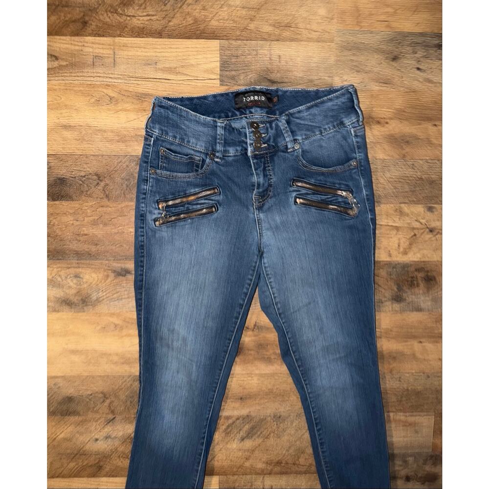 Torrid women’s skinny jeans withunique double-zipper pockets on the front - Picture 14 of 16